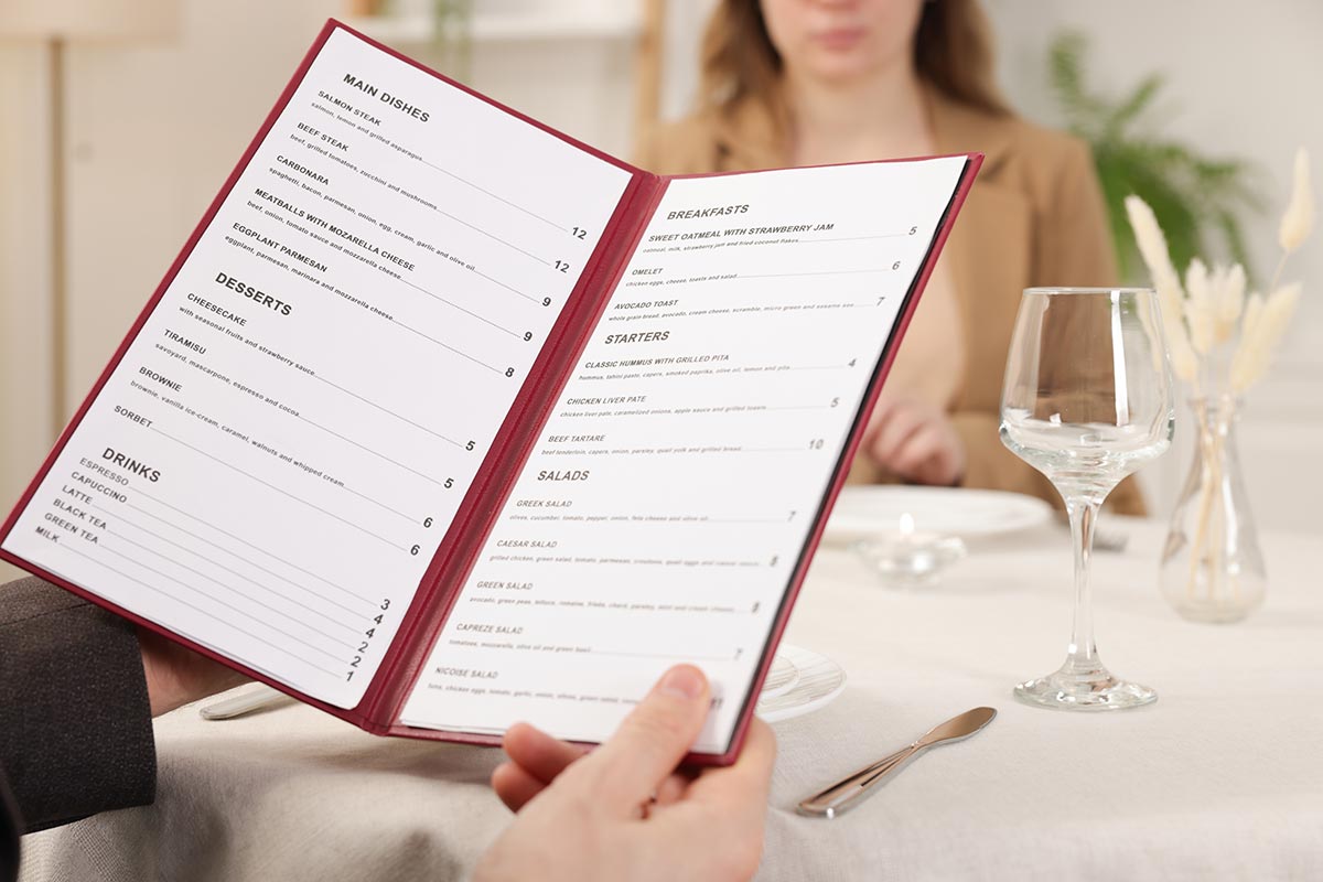 QR menu vs. tradycyjne menu papierowe - prawdziwe koszty i oszczędności