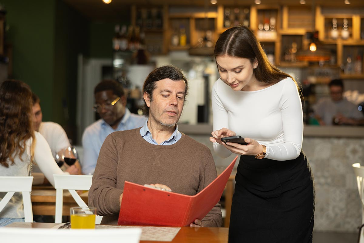 Lokalny marketing restauracji: 15 sprawdzonych taktyk na przyciągnięcie sąsiadów